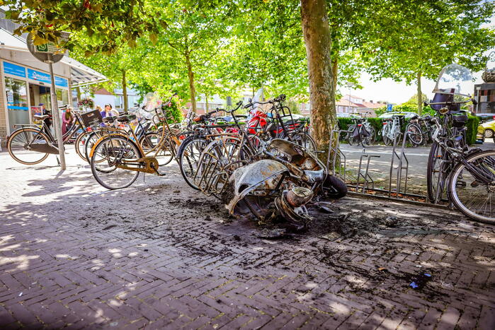 Scooter in fietsenstalling gaat in vlammen op