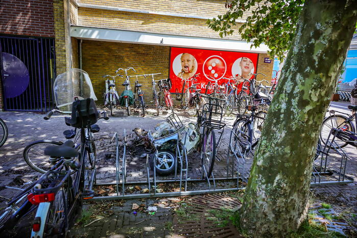 Scooter in fietsenstalling gaat in vlammen op