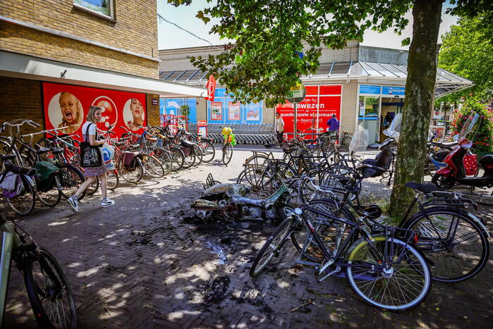 Scooter in fietsenstalling gaat in vlammen op