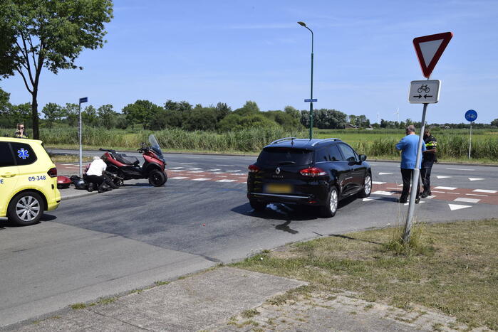Motorscooter botst op personenauto