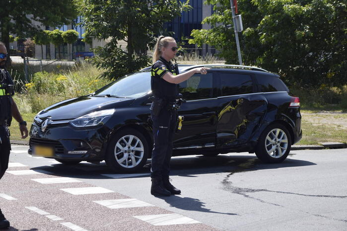 Motorscooter botst op personenauto