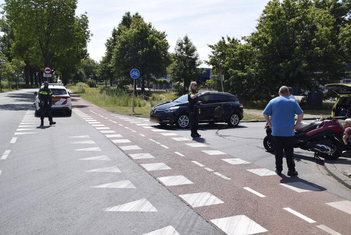 Motorscooter botst op personenauto