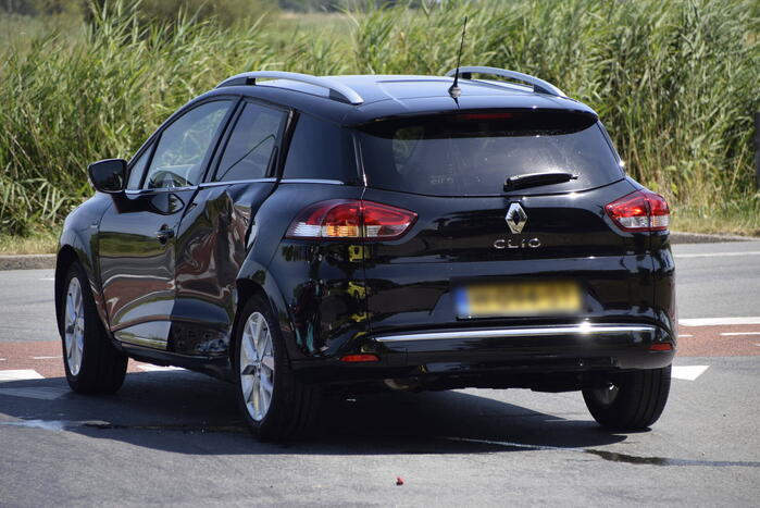 Motorscooter botst op personenauto