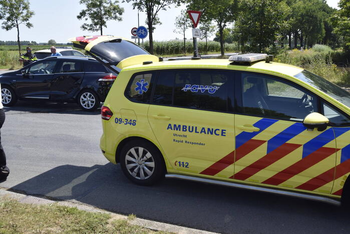 Motorscooter botst op personenauto