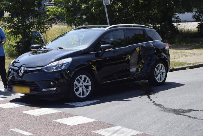 Motorscooter botst op personenauto