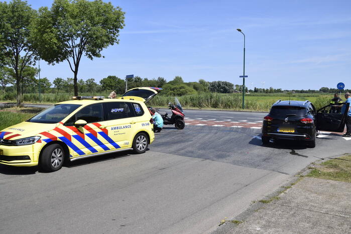 Motorscooter botst op personenauto