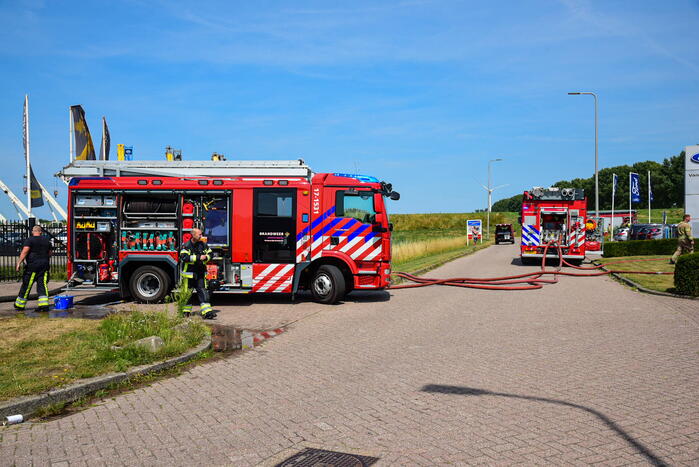 Brandweer groots ingezet voor brand in autodealer