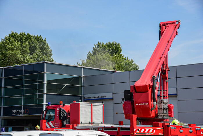 Brandweer groots ingezet voor brand in autodealer