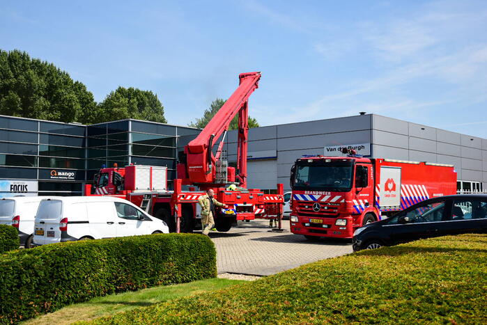 Brandweer groots ingezet voor brand in autodealer