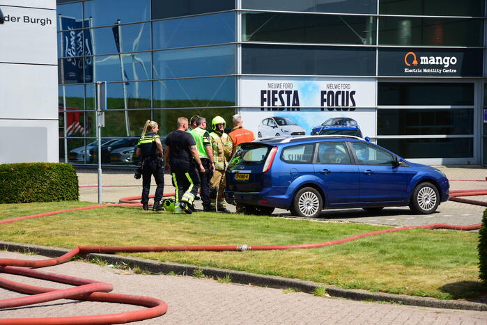 Brandweer groots ingezet voor brand in autodealer