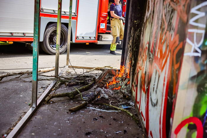 Brandweer blust brand onder skatebaan