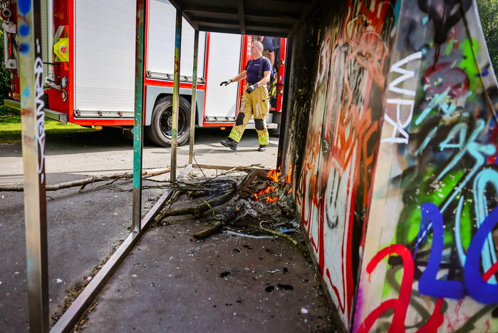 Brandweer blust brand onder skatebaan