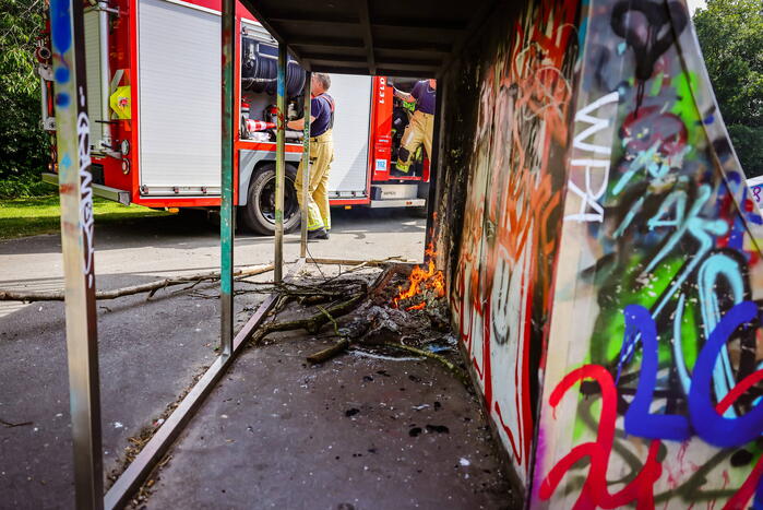 Brandweer blust brand onder skatebaan