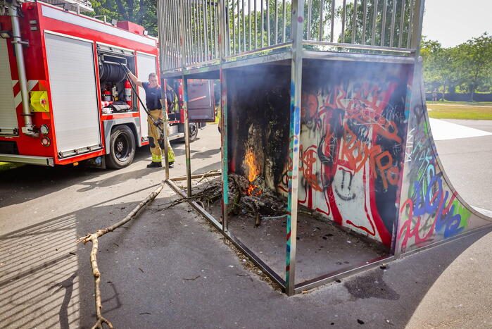 Brandweer blust brand onder skatebaan