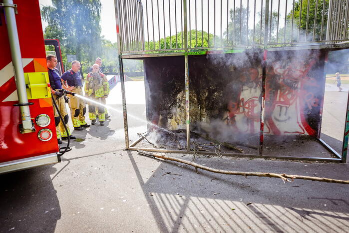 Brandweer blust brand onder skatebaan