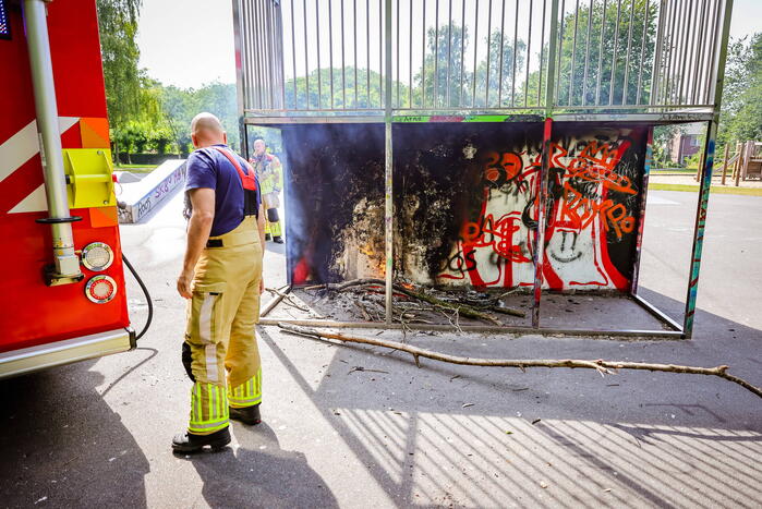 Brandweer blust brand onder skatebaan
