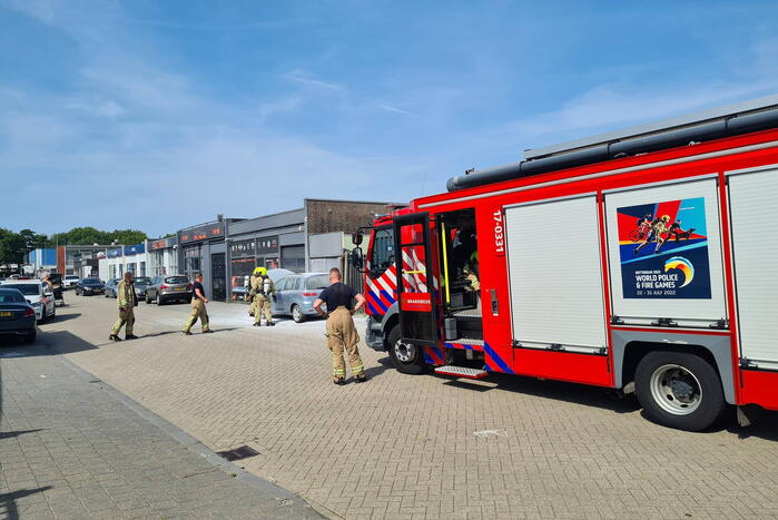 Autobrand met poederblusser geblust