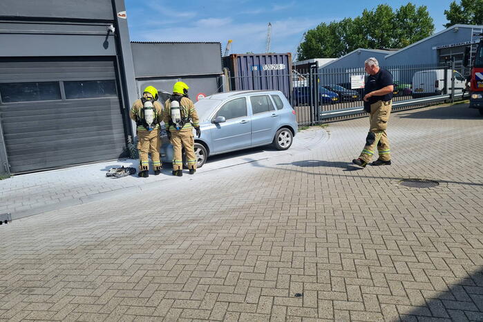 Autobrand met poederblusser geblust
