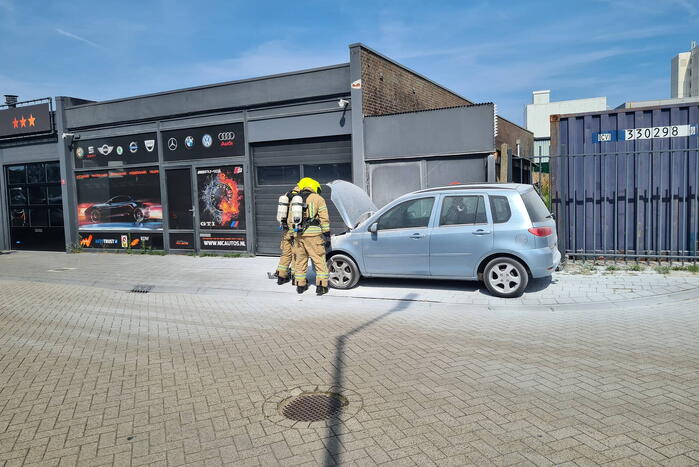 Autobrand met poederblusser geblust