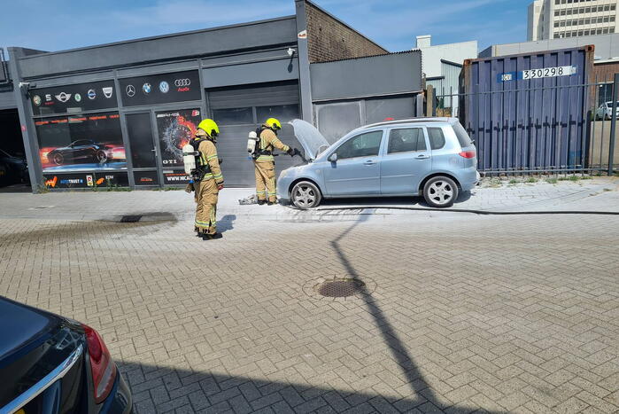 Autobrand met poederblusser geblust