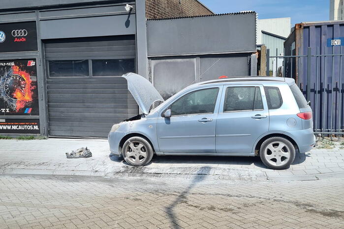 Autobrand met poederblusser geblust