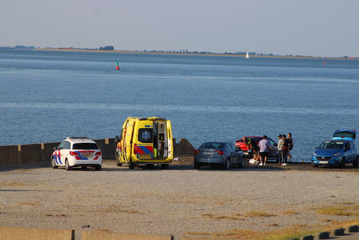 Persoon vast tussen twee voertuigen