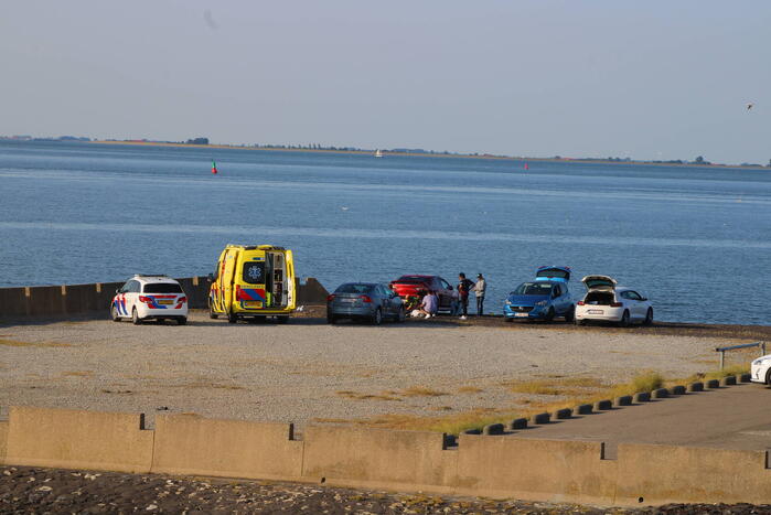 Persoon vast tussen twee voertuigen