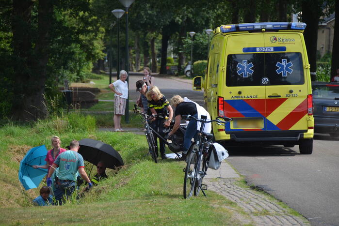 Fietsster gewond na val in greppel