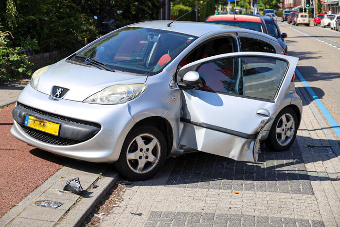 Automobilist kruipt door oog van de naald