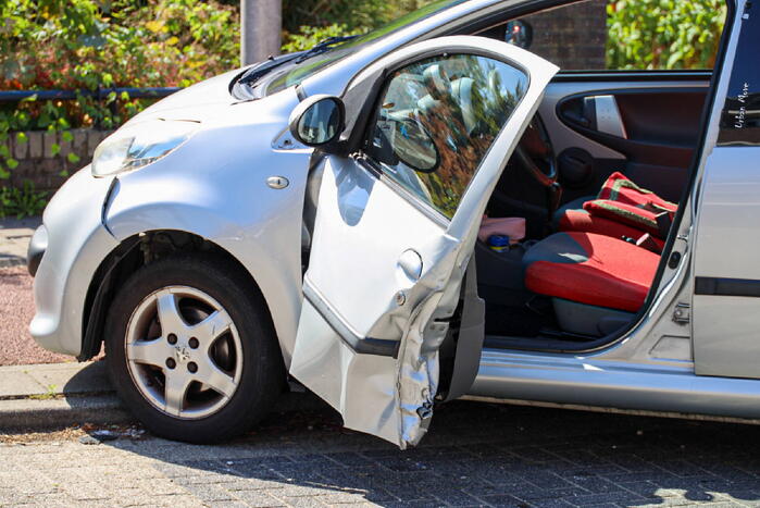 Automobilist kruipt door oog van de naald