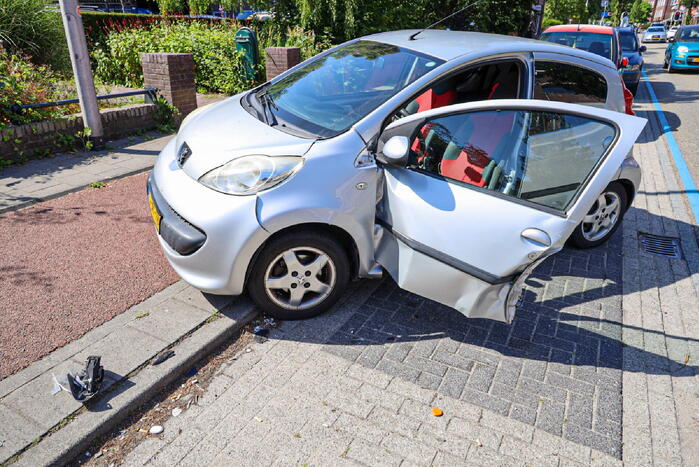 Automobilist kruipt door oog van de naald