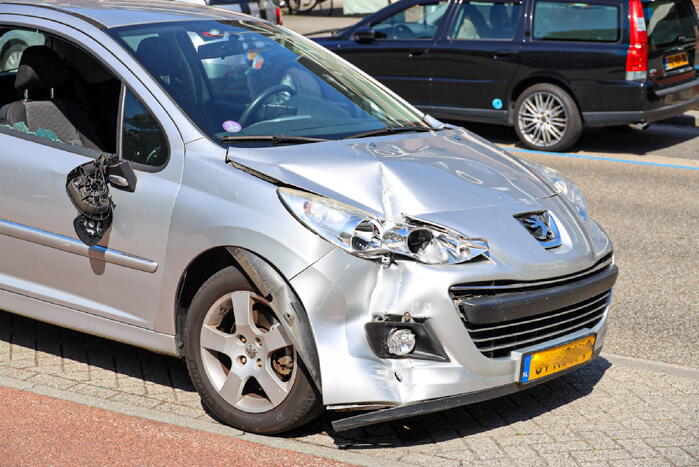 Automobilist kruipt door oog van de naald