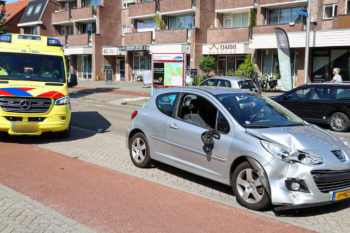 Automobilist kruipt door oog van de naald