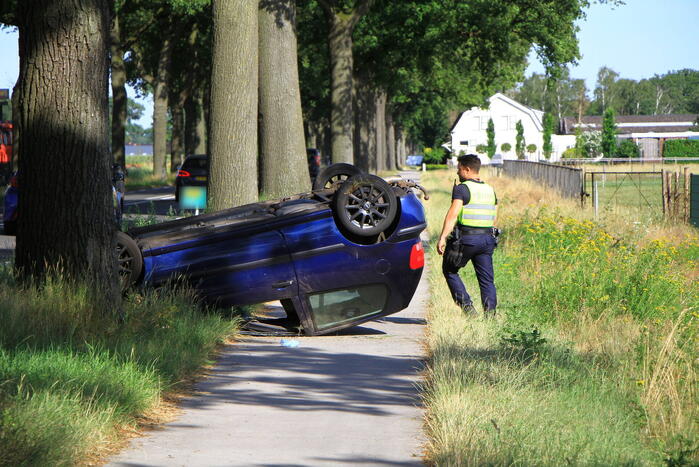 Auto op zijn kop na ongeval