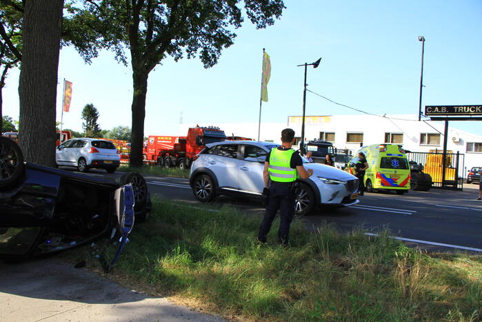 Auto op zijn kop na ongeval