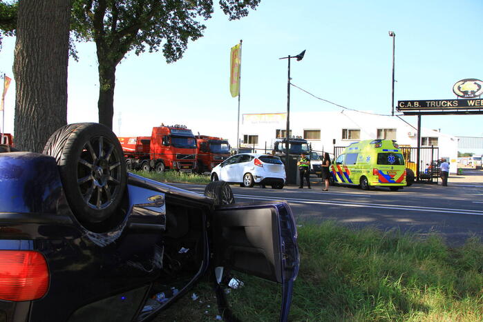 Auto op zijn kop na ongeval