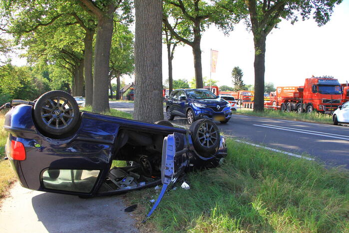 Auto op zijn kop na ongeval