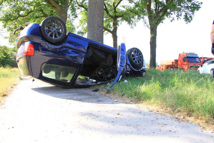 Auto op zijn kop na ongeval