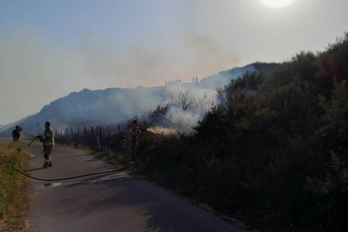Brandweer blust flinke duinbrand