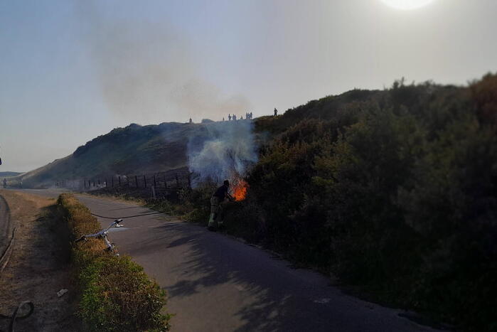 Brandweer blust flinke duinbrand