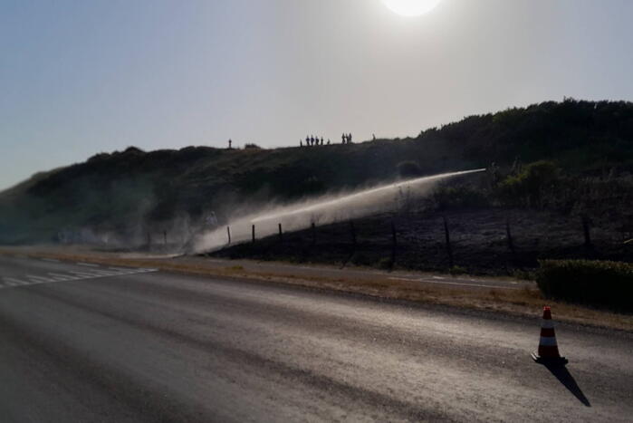 Brandweer blust flinke duinbrand