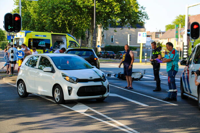 Bestuurder scooter gewond bij aanrijding met auto