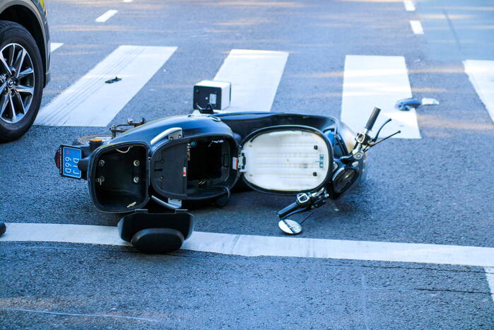 Bestuurder scooter gewond bij aanrijding met auto