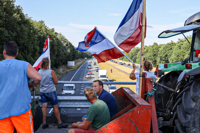 Boeren demonstratie op viaduct snelweg