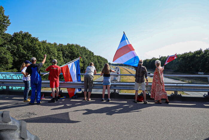 Boeren demonstratie op viaduct snelweg