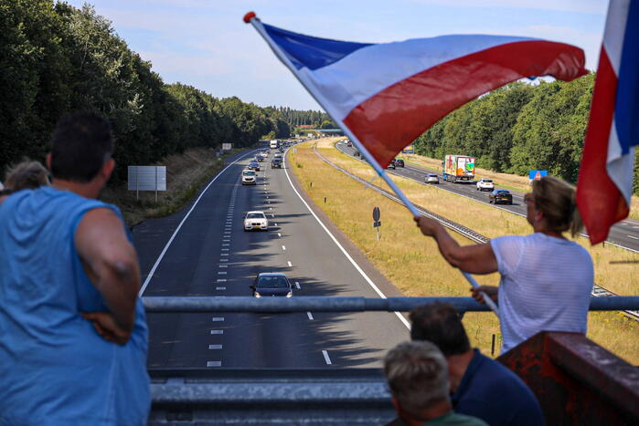 Boeren demonstratie op viaduct snelweg