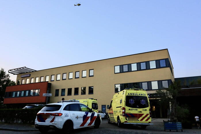 Jongedame valt van klimwand