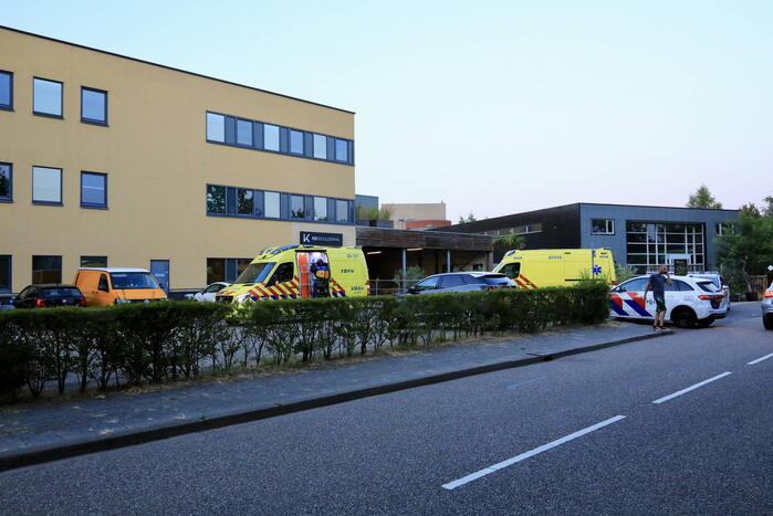 Jongedame valt van klimwand