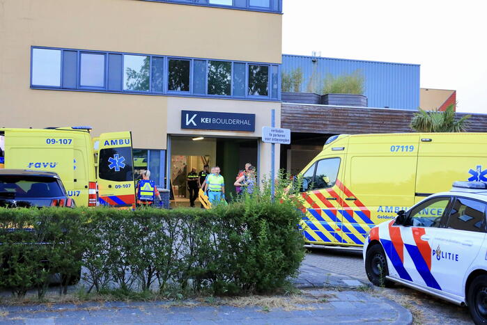 Jongedame valt van klimwand