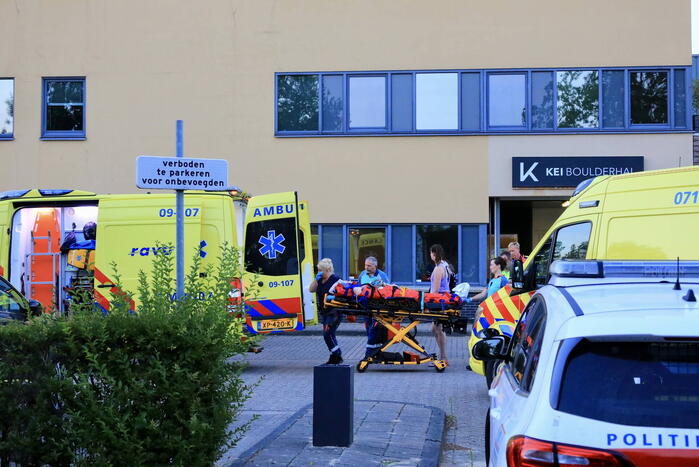 Jongedame valt van klimwand